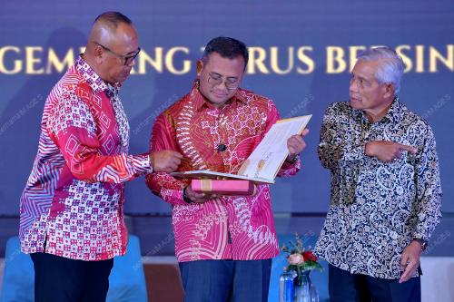 DATUK SERI AMIRUDIN SHARI