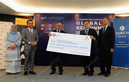 MAJLIS PENYERAHAN SUMBANGAN ZURICH TAKAFUL KEPADA UITM