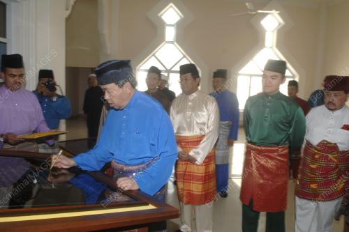 SULTAN SHARAFUDDIN IDRIS SHAH