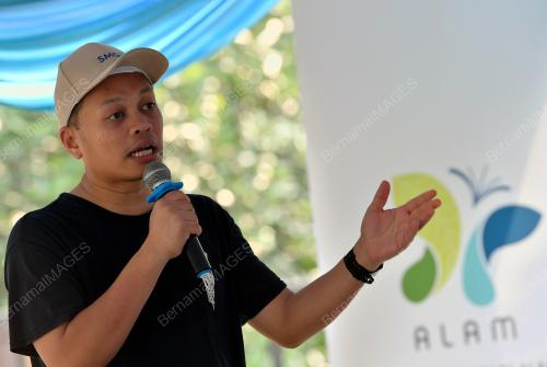 NIK NAZMI NIK AHMAD