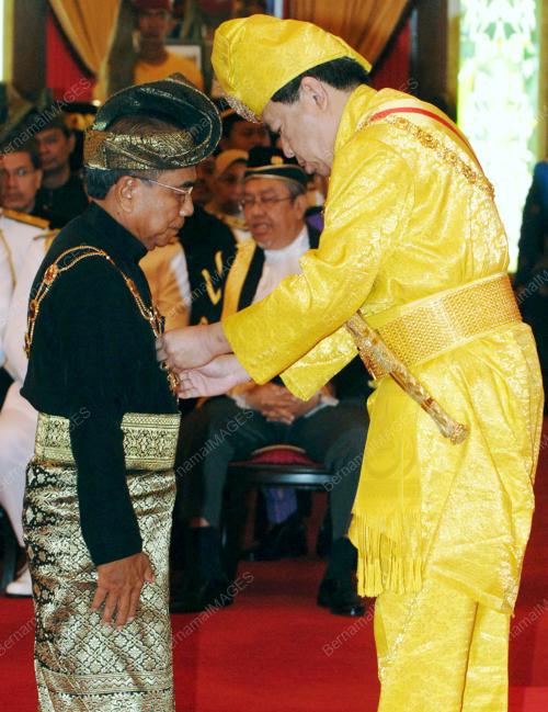 SULTAN SHARAFUDDIN IDRIS SHAH
