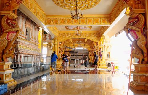 SEMBURAN CECAIR NYAH KUMAN DI KUIL MENJELANG DEEPAVALI