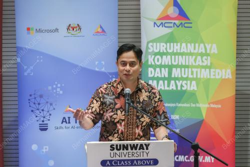 DR MOHAMMAD FAHMI NGAH