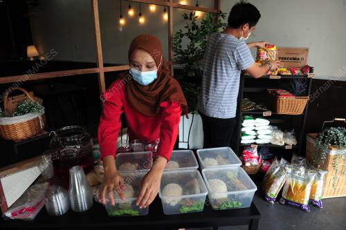 PENIAGA MEMBERI MAKANAN DAN BARANGAN ASAS PERCUMA