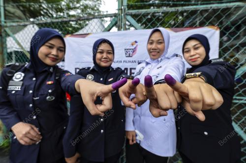 HARI MENGUNDI AWAL