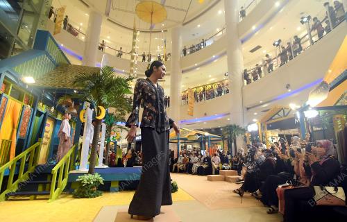 REKAAN BAJU RAYA DATUK JOVIAN MANDAGIE