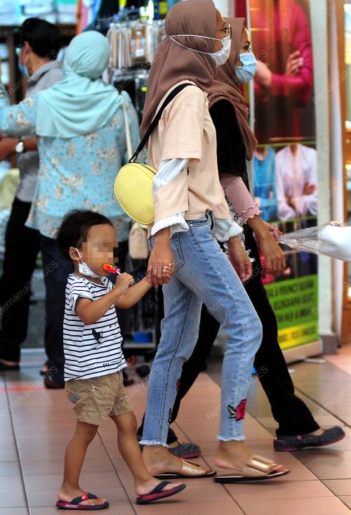 PENGUNJUNG BAWA ANAK KETIKA MEMBELI BELAH