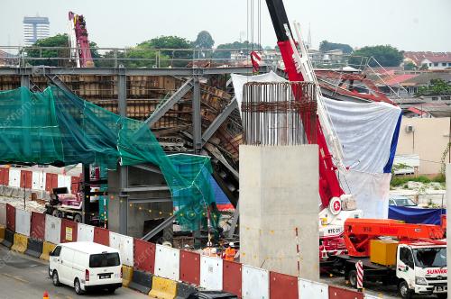 KERANGKA BESI PEMBINAAN LRT3 DI JALAN MERU RUNTUH