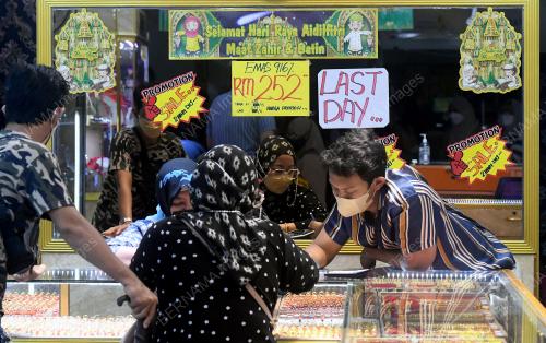ORANG RAMAI MEMENUHI KEDAI EMAS