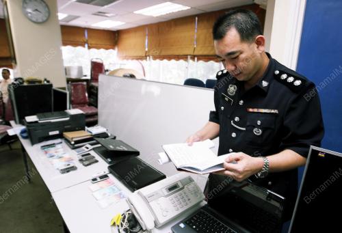 ANGGOTA POLIS