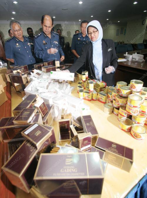 KASTAM_RAMPAS DAGING KHINZIR DAN ROKOK KRETEK
