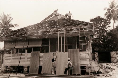 MEMPERBAIKI RUMAH ROSAK