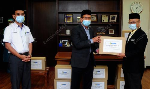 PENYERAHAN SUMBANGAN PPE DARIPADA LZS