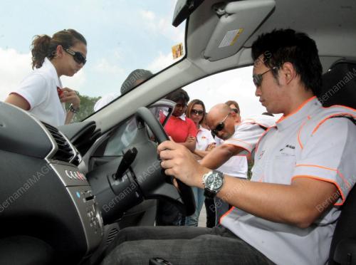 PENCARIAN PEMANDU WANITA RED BULL
