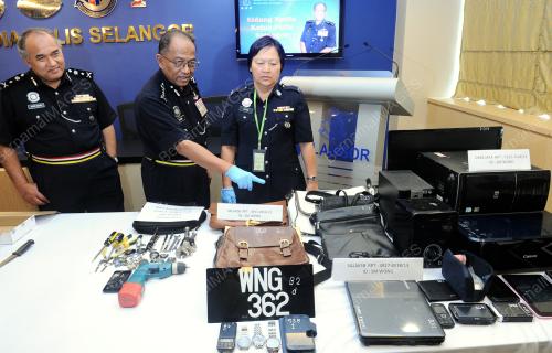 SG02_21102013_MENYAMAR_POLIS