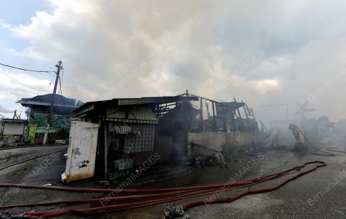 KEBAKARAN MELIBATKAN TIGA PREMIS
