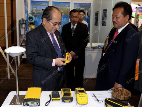 DATUK SERI DR DOUGLAS UGGAH EMBAS