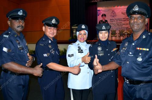 ANGGOTA POLIS TERIMA PANGKAT KOPERAL