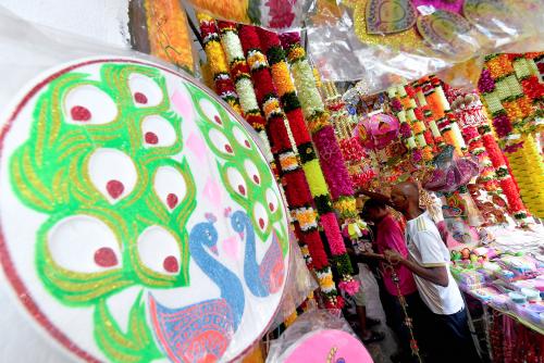 PERSIAPAN AKHIR MASYARAKAT INDIA MENYAMBUT PERAYAAN DEEPAVALI