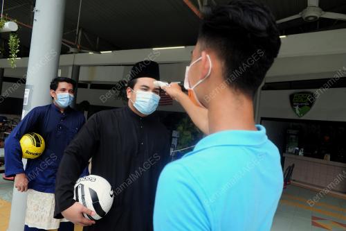 SEKUMPULAN REMAJA BERMAIN FOOLGOLF SAMBIL MEMAKAI BAJU MELAYU
