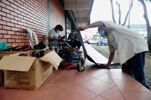 WARGA EMAS MENGAMBIL UPAH MEMBAIKI KASUT