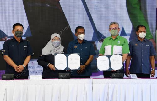 DATUK SERI TAKIYUDDIN HASSAN