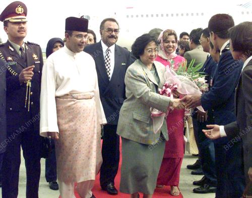 SG03-07_01_2001 MEGAWATI SALAM