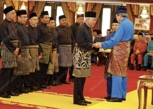 SULTAN SHARAFUDDIN IDRIS SHAH