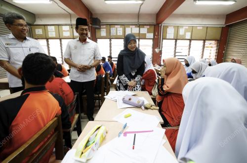 FADHLINA SIDEK