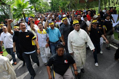 SERAH MEMO KEPADA SULTAN