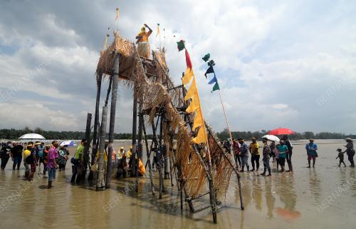 FESTIVAL HARI MOYANG PUJA PANTAI KAUM MAH MERI
