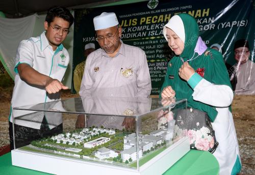 MAJLIS PECAH TANAH KOMPLEKS PENDIDIKAN YAPIS