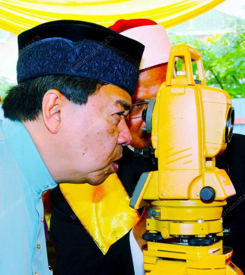 SULTAN SHARAFUDDIN IDRIS SHAH