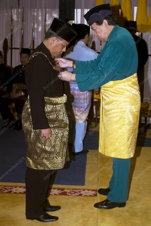 SULTAN SHARAFUDDIN IDRIS SHAH