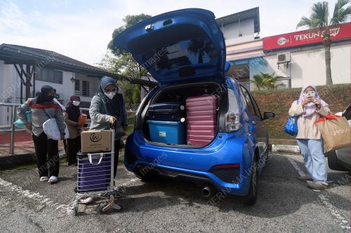 PELAJAR UITM MULA PULANG KE ASRAMA