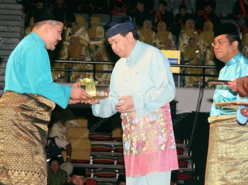 SULTAN SHARAFUDDIN IDRIS SHAH