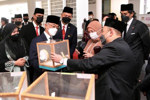 AL-SULTAN ABDULLAH RI'AYATUDDIN AL-MUSTAFA BILLAH SHAH