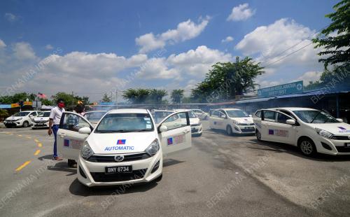 TINJAUAN INDUSTRI LATIHAN PEMANDUAN KENDERAAN MOTOR