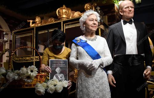 PATUNG RATU ELIZABETH ll DI RED CARPET 2 I-CITY