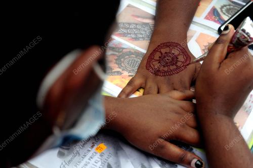 UKIRAN HENNA KURANG MENDAPAT SAMBUTAN MENJELANG HARI DEEPAVALI