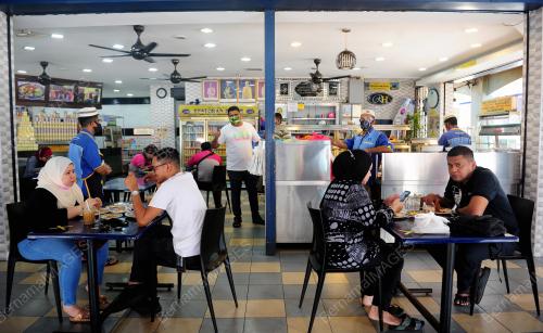 TINJAUAN ORANG RAMAI MAKAN DI DALAM KEDAI