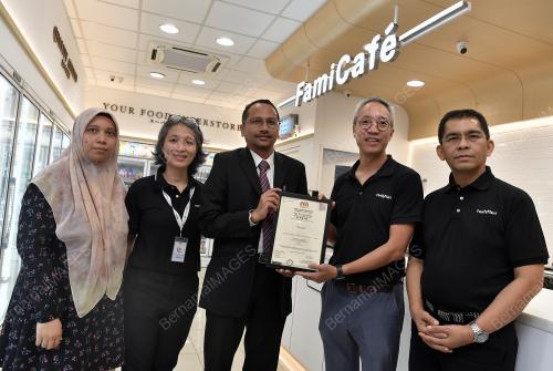 PENGIKTIRAFAN SIJIL HALAL KEPADA FAMILY CAFE