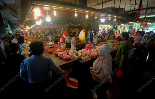 ORANG RAMAI MEMBUAT PERSIAPAN HARI RAYA AIDILFITRI
