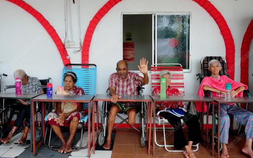 SUNTIKAN VAKSIN COVID-19 DI RUMAH ORANG TUA KLANG