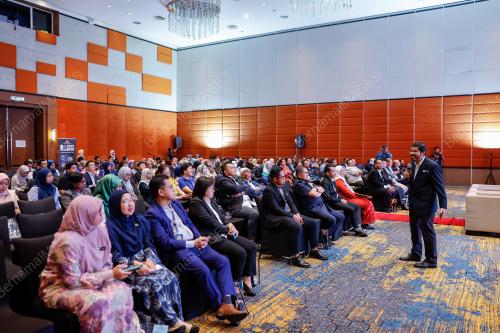 DATUK SERI DR MOHD UZIR MAHIDIN