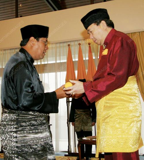 SULTAN SHARAFUDDIN IDRIS SHAH