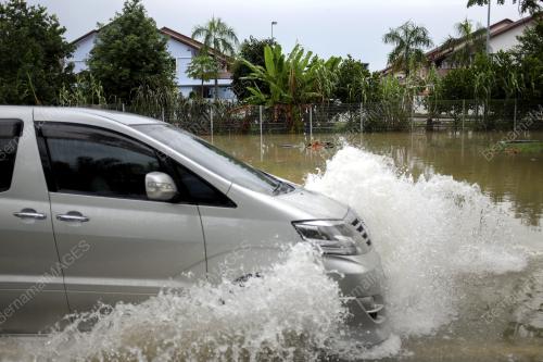 SG03_14062015_BANJIR_KILAT