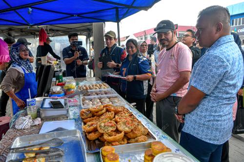 DATUK SERI DR MOHD UZIR MAHIDIN