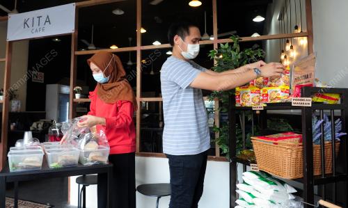 PENIAGA MEMBERI MAKANAN DAN BARANGAN ASAS PERCUMA
