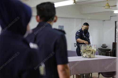 HARI MENGUNDI AWAL